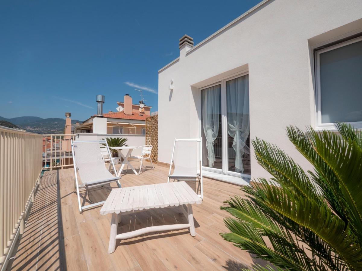 Hotel Continental Pietra Ligure Bagian luar foto