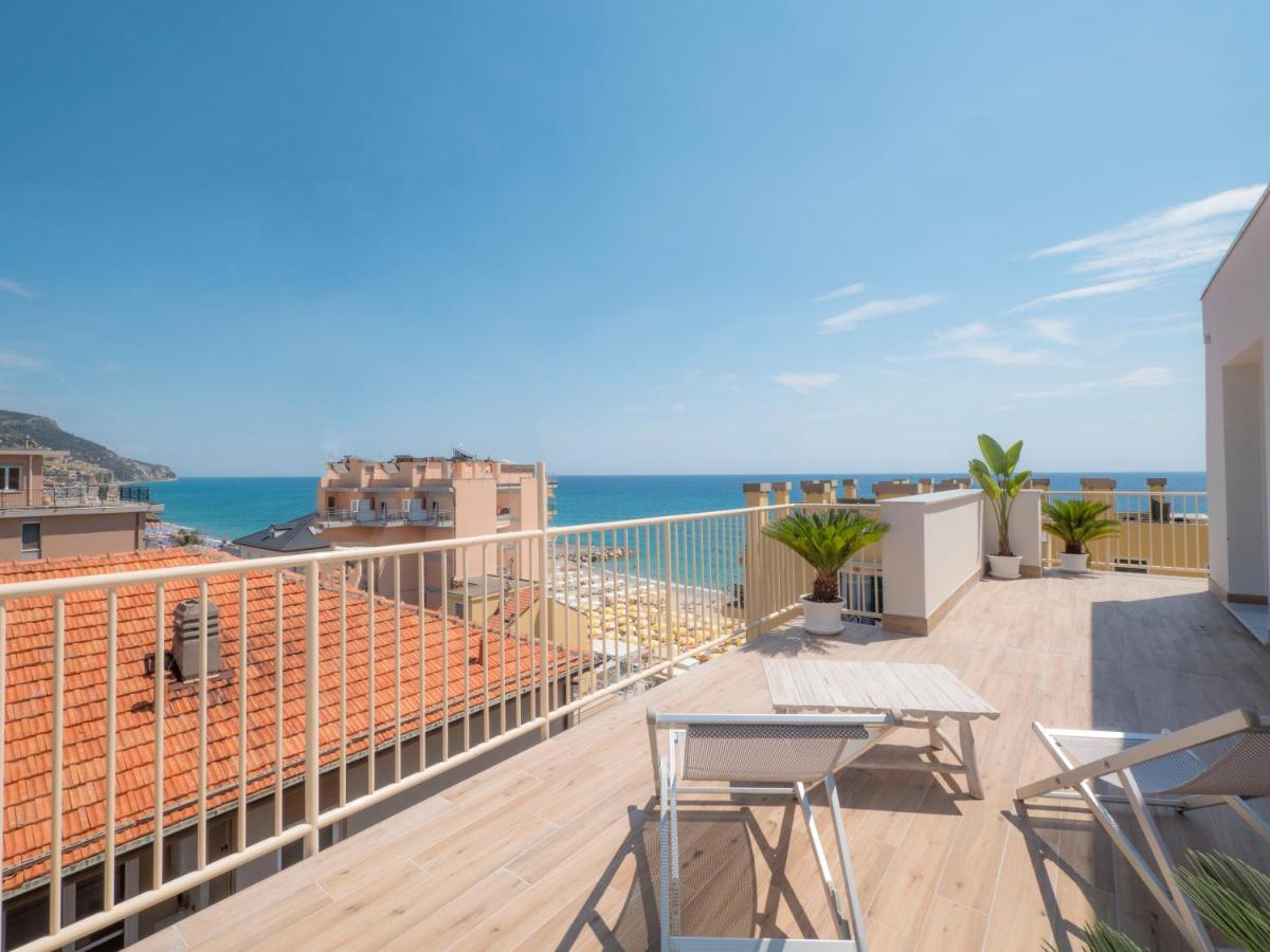 Hotel Continental Pietra Ligure Bagian luar foto