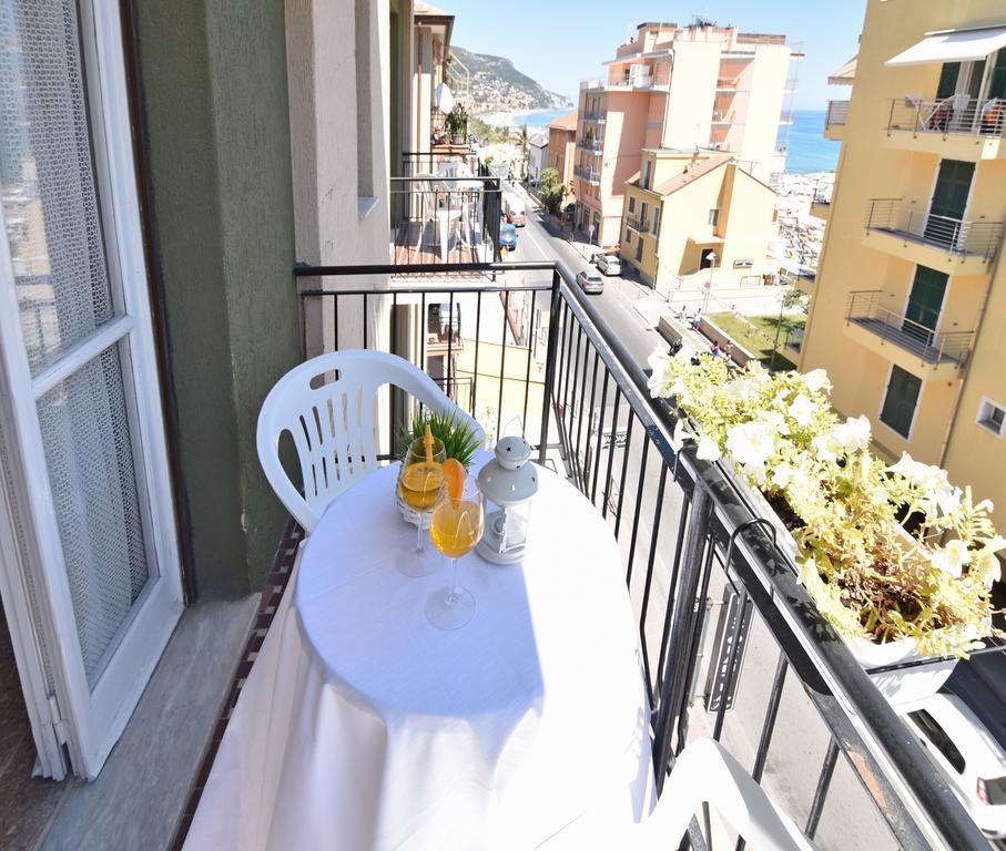 Hotel Continental Pietra Ligure Bagian luar foto