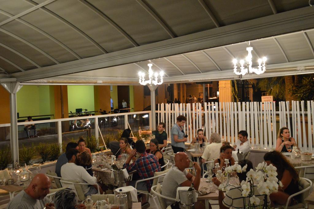 Hotel Continental Pietra Ligure Bagian luar foto