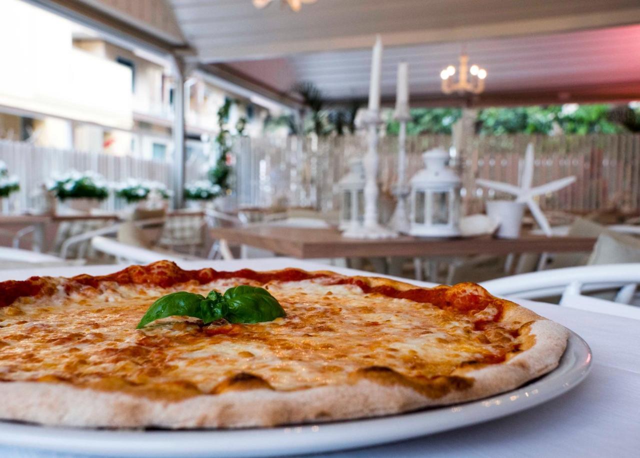 Hotel Continental Pietra Ligure Bagian luar foto