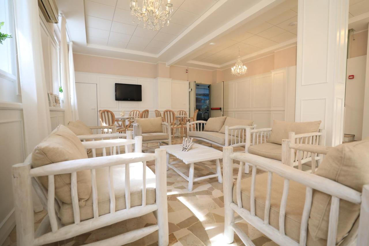Hotel Continental Pietra Ligure Bagian luar foto