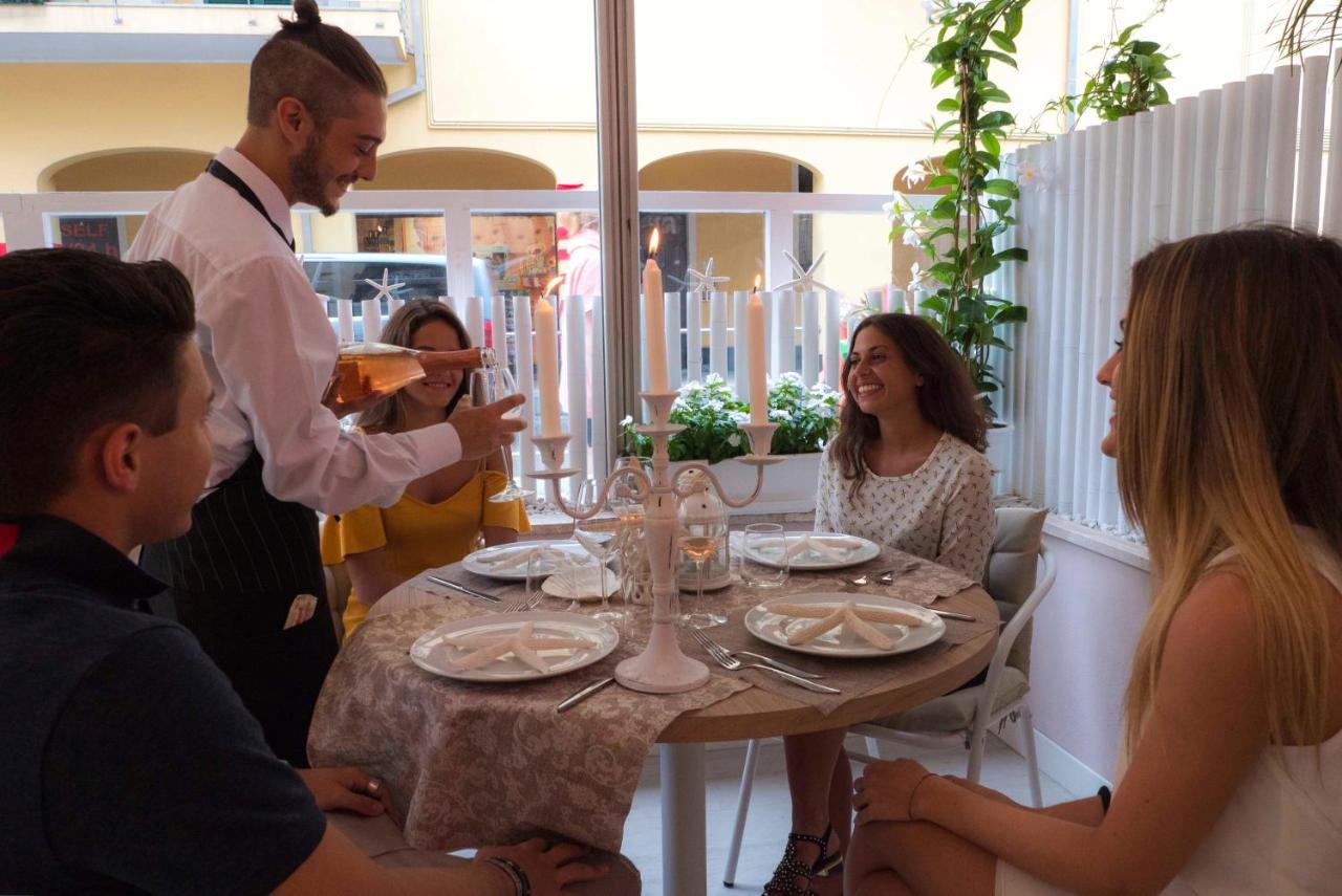 Hotel Continental Pietra Ligure Bagian luar foto