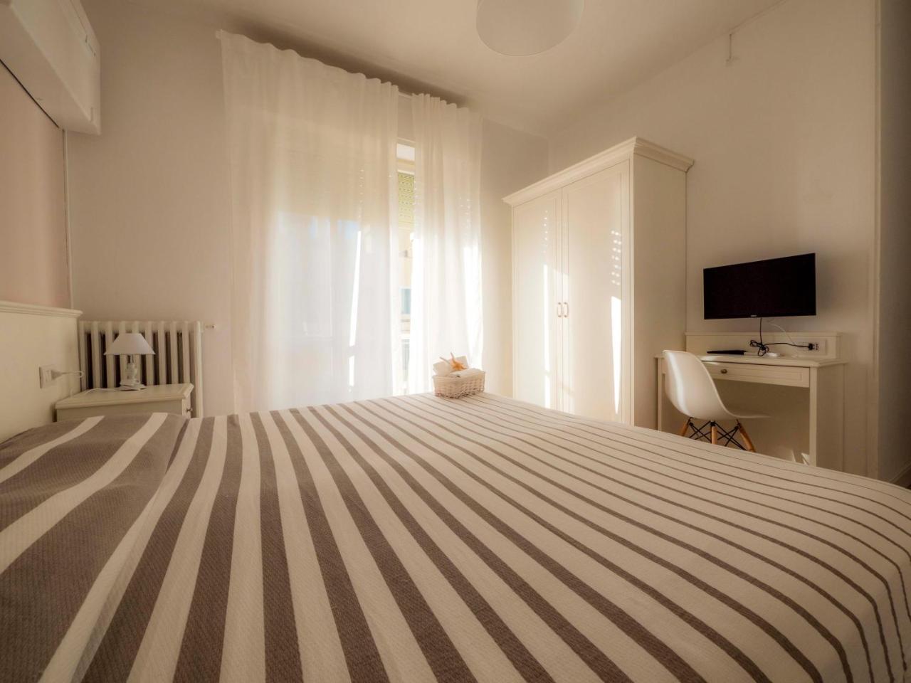 Hotel Continental Pietra Ligure Bagian luar foto