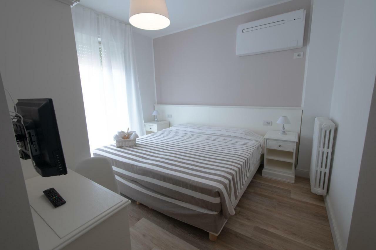 Hotel Continental Pietra Ligure Bagian luar foto