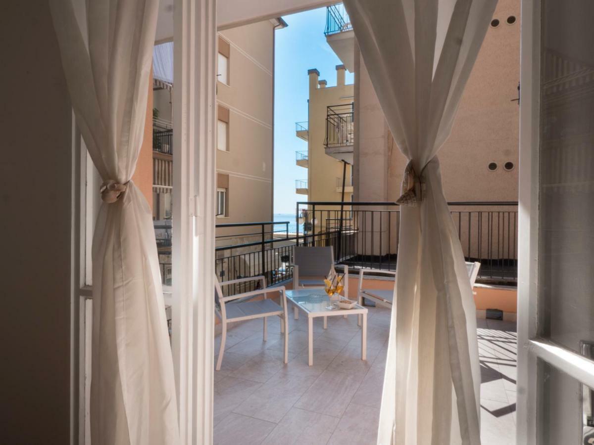 Hotel Continental Pietra Ligure Bagian luar foto