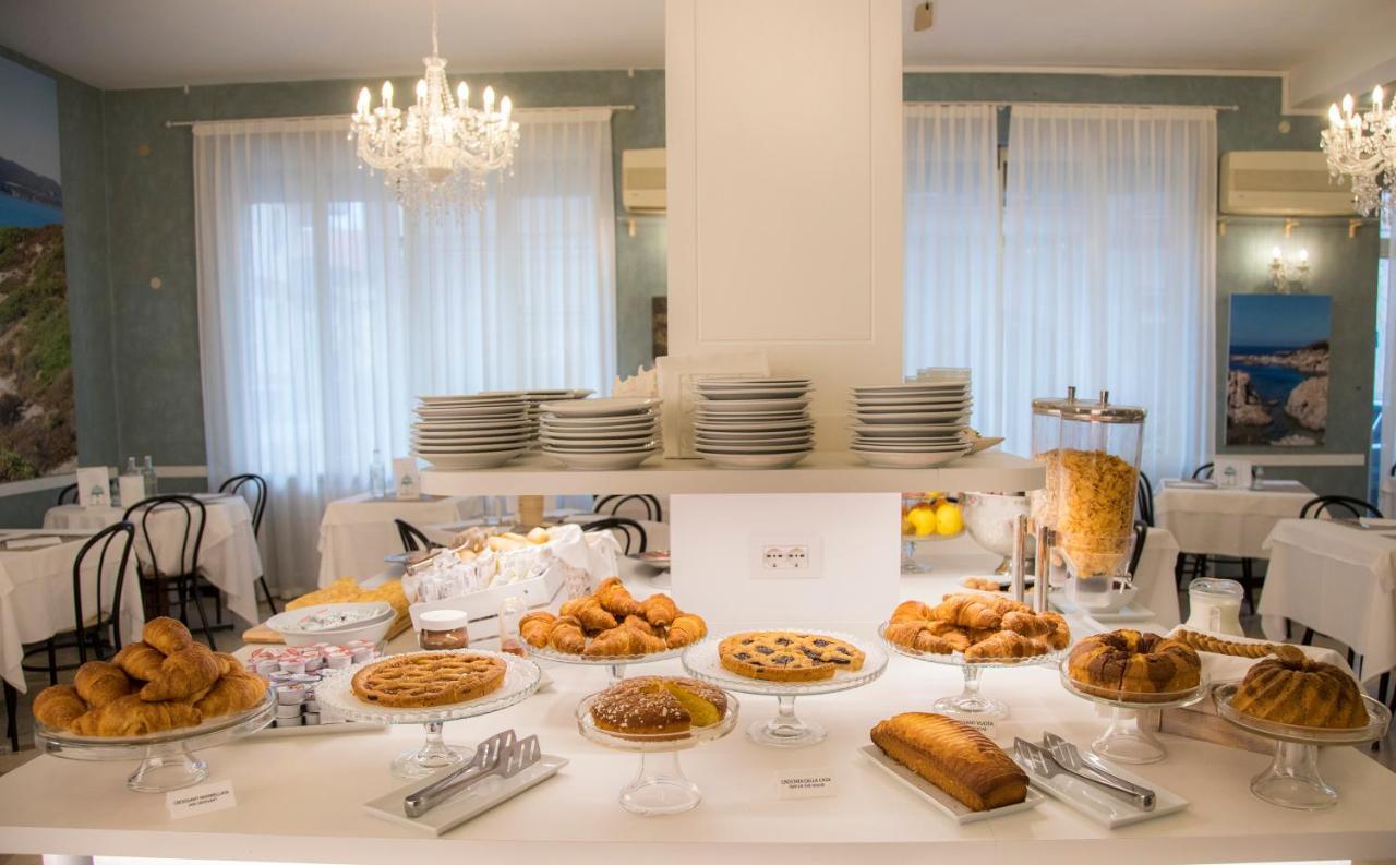 Hotel Continental Pietra Ligure Bagian luar foto